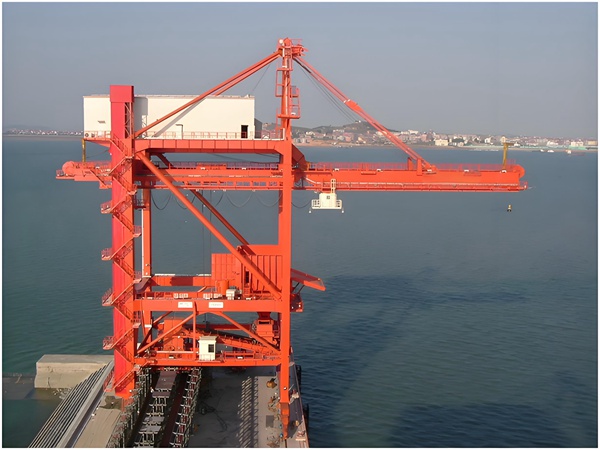 [橋式抓斗卸船機]